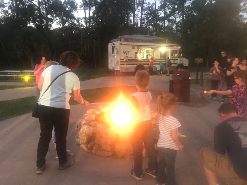 Fogueira com Tico e Teco – Campfire Sing-A-Long – Falando de Orlando